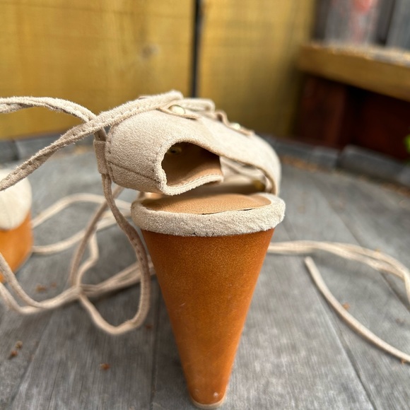 Sz-7 to 7.5 Quipid brand w/ tie up straps. Golden band at toe & faux wood wedge - Picture 9 of 11